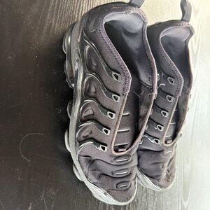 Nike Air VaporMax Plus shoes in a "Triple Black" 
Size 8 mens
No shoes lases